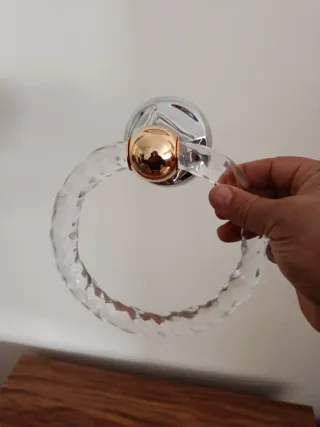 Toallero de baño acrílico y dorado