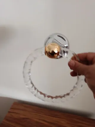 Toallero de baño acrílico y dorado