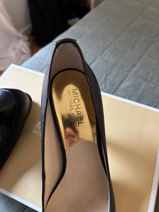 Tacones Michael Kors Negros y Dorados TALLA 6  1/2