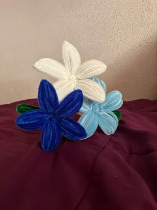 Flores artesanales azules y verdes