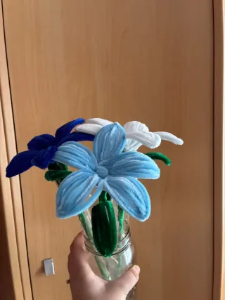 Flores artesanales azules y verdes