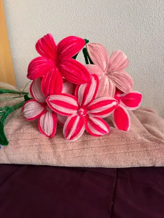 Flores artesanales azules y verdes