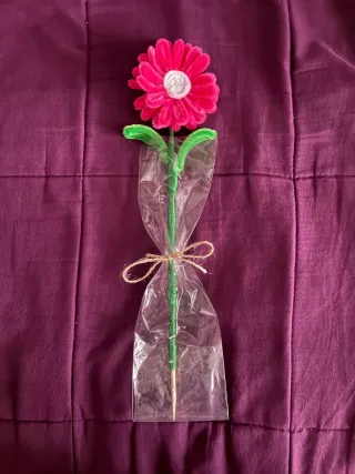 Flores artesanales azules y verdes