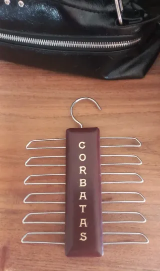 Colgador de corbatas de madera y metal