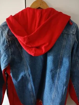Cazadora Levi's con capucha azul y roja