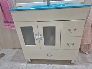 Mueble de baño con espejo azul