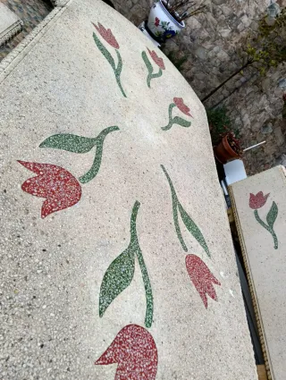 Mesa y 4 bancos de piedra con tulipanes