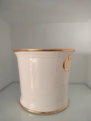 Macetero La Cartuja blanco y filo dorado.