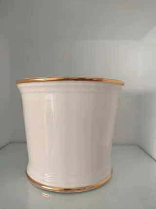 Macetero La Cartuja blanco y filo dorado.