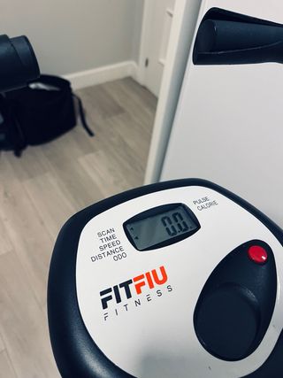 Bici estática Fitfiu plegable con pantalla