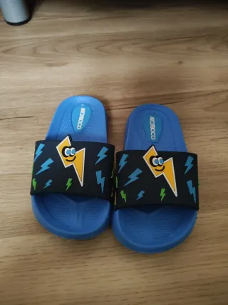Chanclas niño azul con rayos