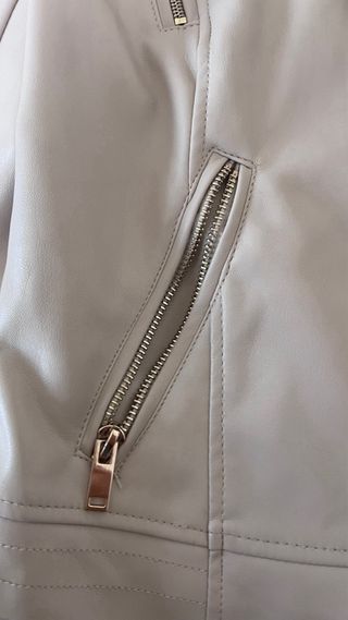 Chaqueta cuero corta beige