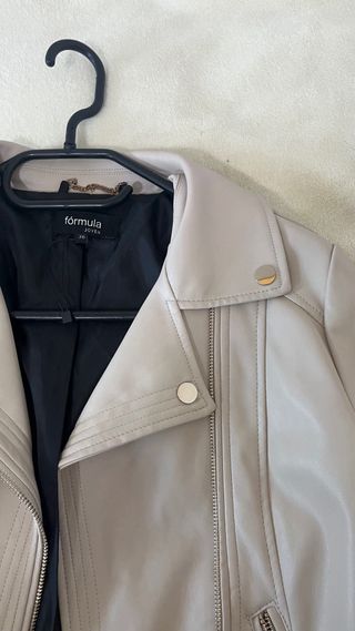 Chaqueta cuero corta beige