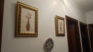 Cuadro bordado flores y jarrón dorado