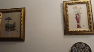 Cuadro bordado flores y jarrón dorado