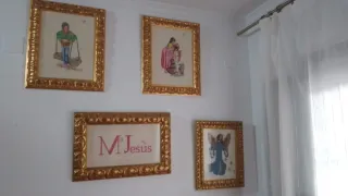 Cuadro bordado flores y jarrón dorado