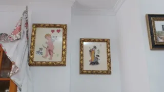 Cuadro bordado flores y jarrón dorado