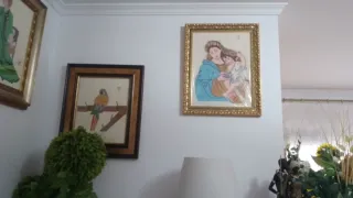 Cuadro bordado flores y jarrón dorado