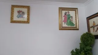 Cuadro bordado flores y jarrón dorado