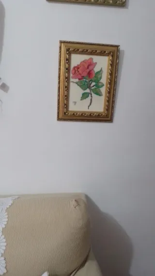 Cuadro bordado flores y jarrón dorado