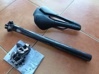 Lote ciclismo: sillín, tija y pedales