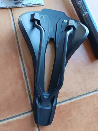 Lote ciclismo: sillín, tija y pedales