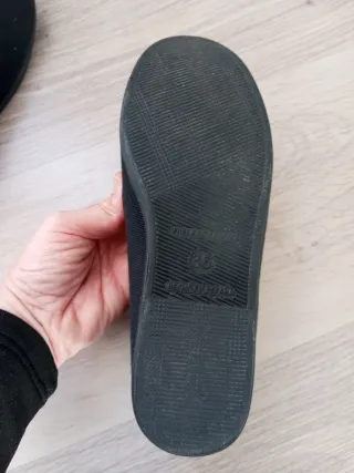 Zapatillas lona negras.