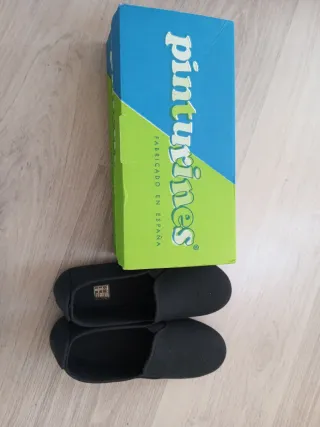 Zapatillas lona negras.