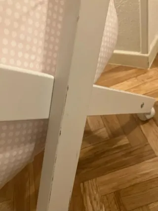 Minicuna blanca con ruedas