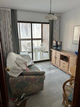 Mesa redonda, 2 sillas y sofá cama