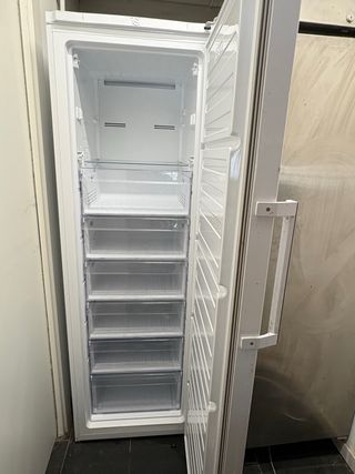 Congelador vertical Beko blanco