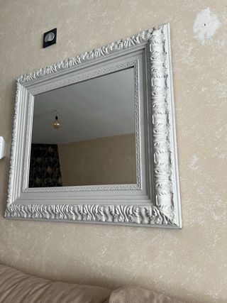 Espejo decorativo blanco con marco tallado