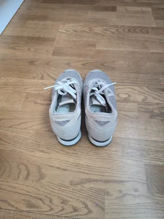 Zapatillas beige y grises