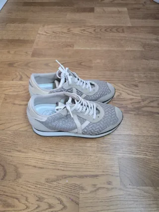 Zapatillas beige y grises
