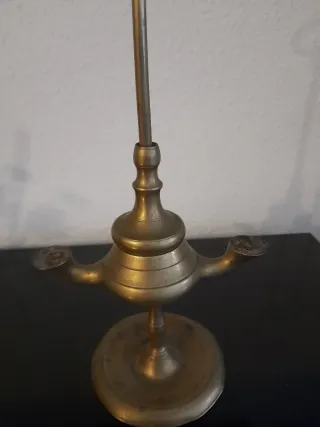 Antigua lámpara de aceite de latón