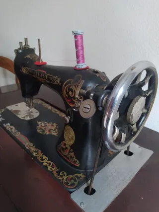 Máquina de coser antigua ALFA modelo A