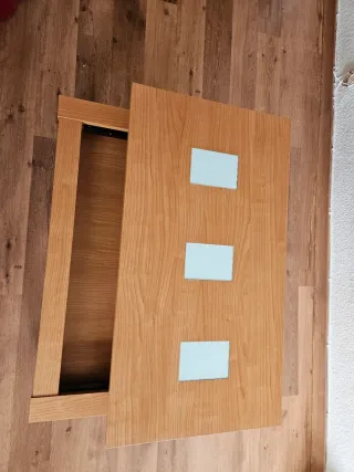 Mesa baja elevable de madera y cristal