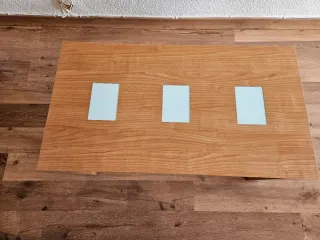 Mesa baja elevable de madera y cristal