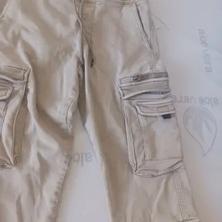 Pantalón cargo beige