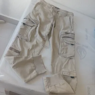 Pantalón cargo beige