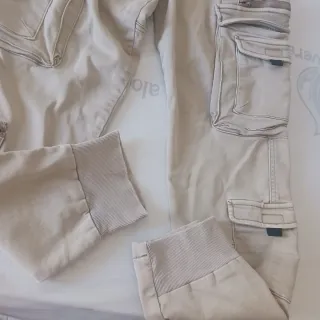 Pantalón cargo beige
