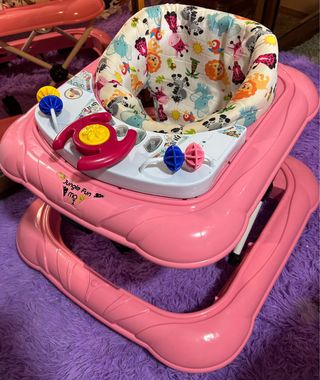 Caminador para bebé rosa con juguetes