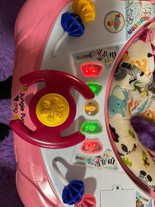 Caminador para bebé rosa con juguetes