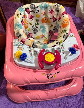 Caminador para bebé rosa con juguetes