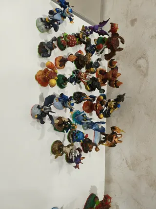 Lote de 33 Skylanders, un vehículo y 4 objetos