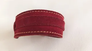 Pulsera brazalete ante ajustable roja