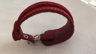Pulsera brazalete ante ajustable roja