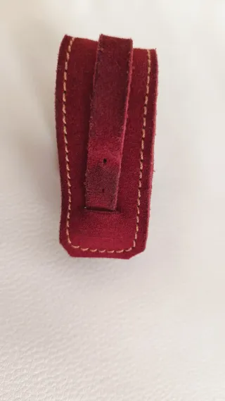 Pulsera brazalete ante ajustable roja