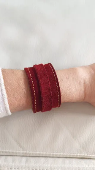 Pulsera brazalete ante ajustable roja