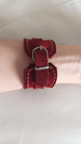 Pulsera brazalete ante ajustable roja